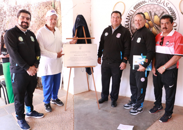 Develan placa en honor a Oscar Urquiza Aguilar por su contribución al deporte en Guanajuato