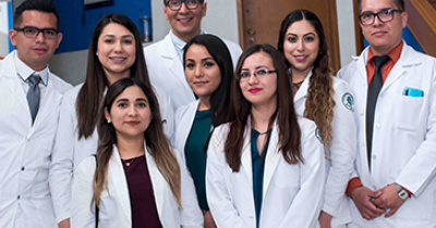 Egresan 274 residentes de especialidades médicas de la UG