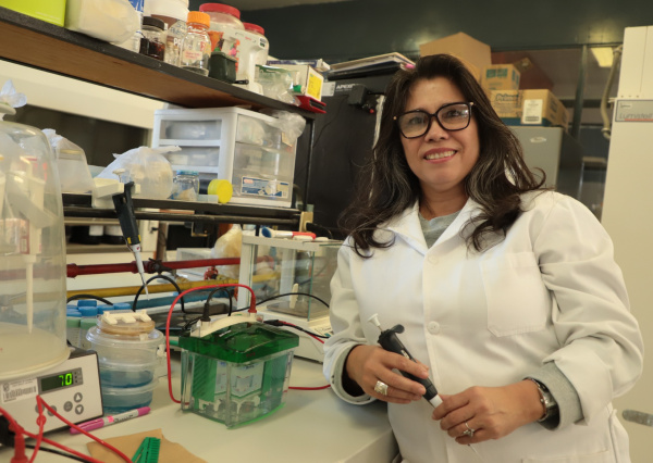 Mujer y niña en la ciencia: Investigadora UG propone alternativas para el control biológico de plagas