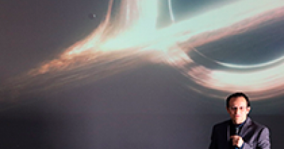 Astrofísico egresado de la UG presenta conferencia sobre agujeros negros en la ENMS Salamanca 