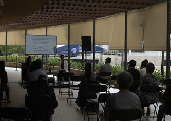 Charla sobre arte, artesanía y cultura; una visión desde el rosa mexicano, es presentada por profesora de la UG 