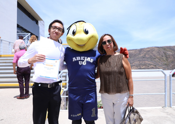 Entregan becas “Chavos que Inspiran” UG y Fundación BBVA 