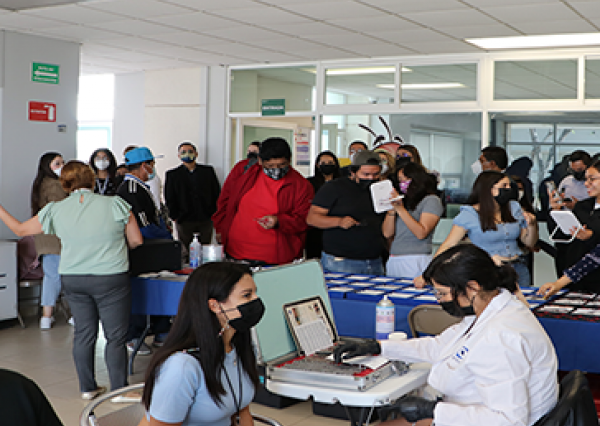 Realiza Club Rotario campaña de lentes en la UG