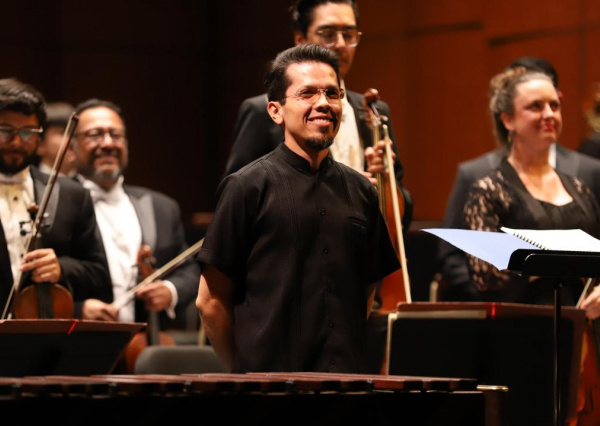 Vuela OSUG entre aves junto a Enrique Arturo Diemecke