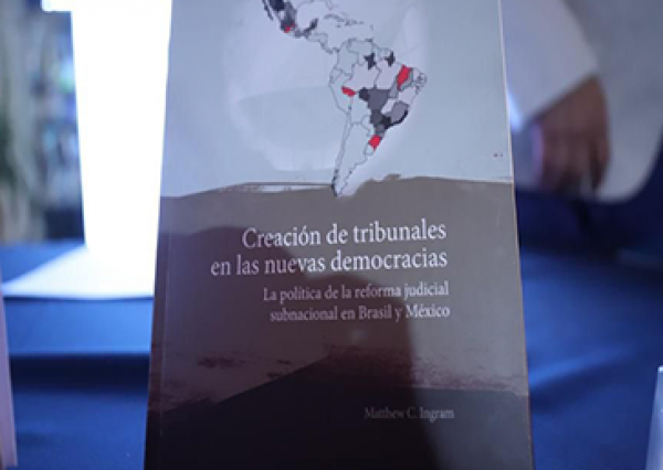 Presentan en la FILUG “Creación de tribunales en las nuevas democracias. La política de la reforma judicial subnacional en Brasil y México”