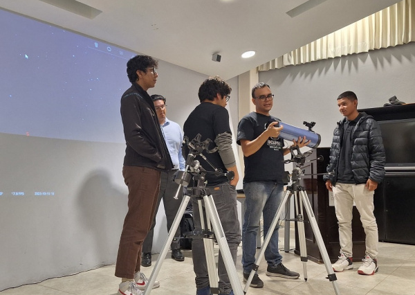 Exploran el universo en el Club de Astronomía OASIS UG SPIE 