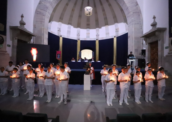 Egresadas y egresados UG realizan Paso de la Luz y Juramento de Enfermería 