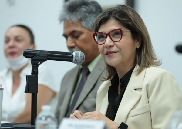 Rectora General de la UG dialoga sobre La economía en morado con la comunidad del Campus León