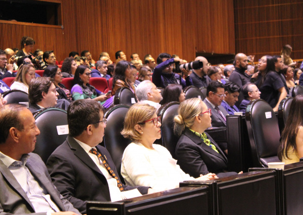 Acude Rectora General de la UG a la Entrega de estados financieros auditados e informes de avances académicos en la Cámara de Diputados