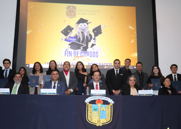 Concluyen estudios superiores en Ciencias Económico Administrativas estudiantes de la UG