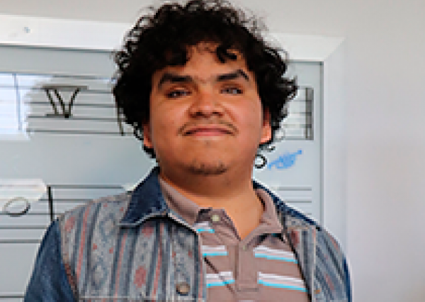 Jair Saucedo, estudiante UG busca ampliar caminos de inclusión