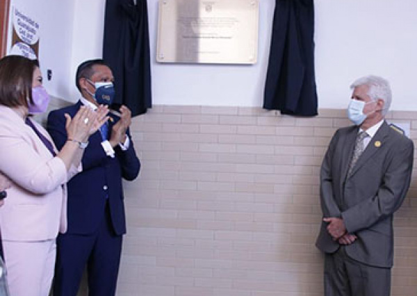 Homenajea UG al Dr. Alejandro Ernesto Macías Hernández; el Laboratorio de Microbiología ahora lleva su nombre