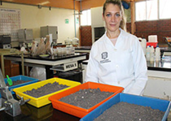 Investigadora UG estudia la variación ambiental histórica de lagos y presas 