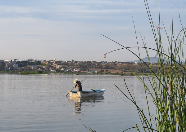  Egresada UG analiza los riesgos ambientales ocasionados por presencia de microplásticos en la Laguna de Yuriria