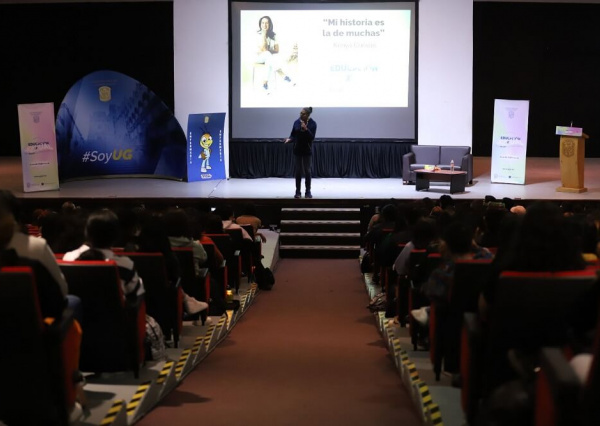La activista Kenya Cuevas ofrece conferencia magistral en la UG 