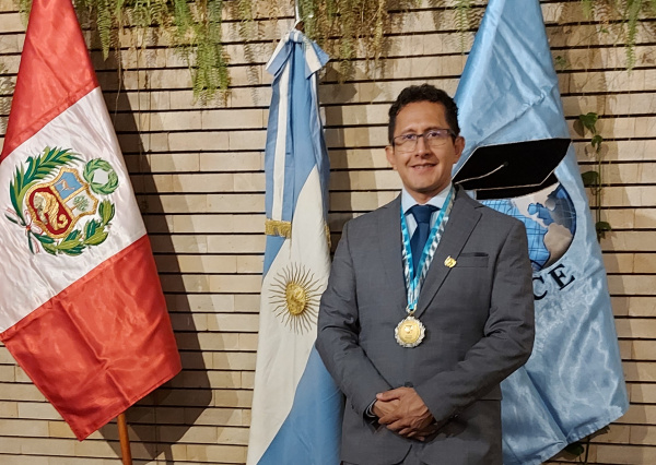 Investigador universitario recibe reconocimiento honorífico Doctor Honoris Causa
