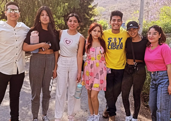 Estudiantes UG obsequian juguetes a infantes de Capulines en Celaya