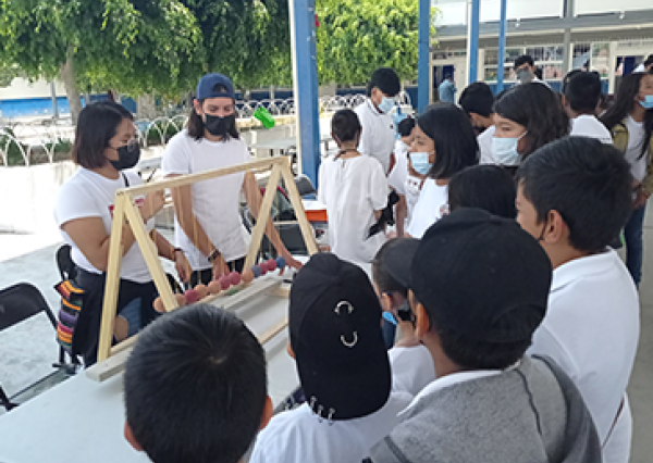 Estudiantes de ingeniería realizan Feria de Ciencia para niñas y niños