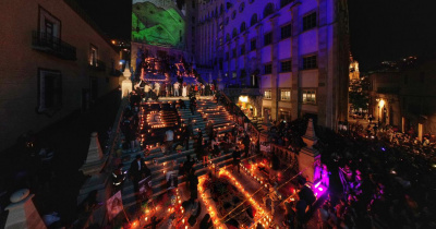 Más de 300 estudiantes montan la Ofrenda Monumental en la Escalinata de la UG