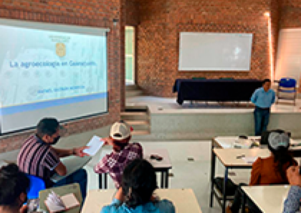 DICIVA muestra a visitantes de la Universidad Autónoma del Estado de Hidalgo sus investigaciones en biotecnología vegetal 