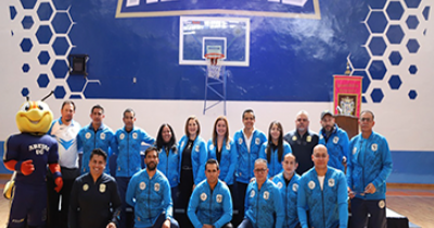 Autoridades universitarias realizan entrega de uniformes a deportistas UG 