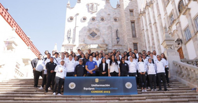 Realizan entregan simbólica de uniformes deportivos a atletas que representarán a la UG en 