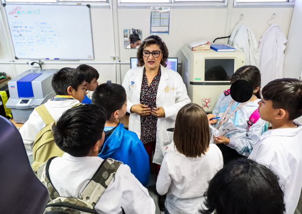 Niñas y niños se acercan a la ciencia de forma lúdica en talleres del Campus León de la UG