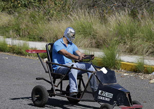 Compiten estudiantes UG en Crazy Cars con diseño de vehículos no motorizados