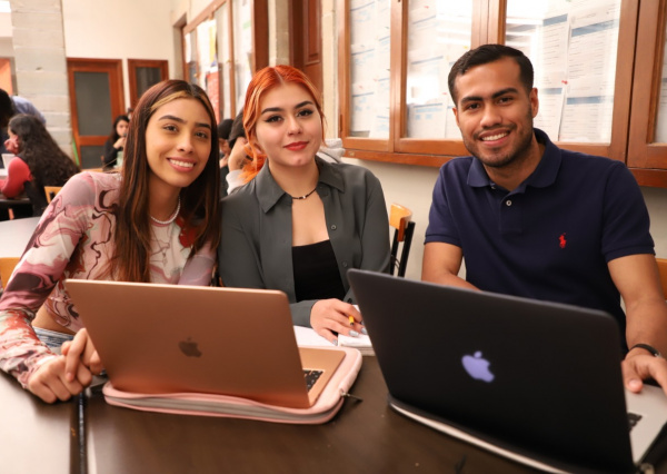 La UG consolida su excelencia académica: 56 programas ratifican su calidad en el Sistema Nacional de Posgrados