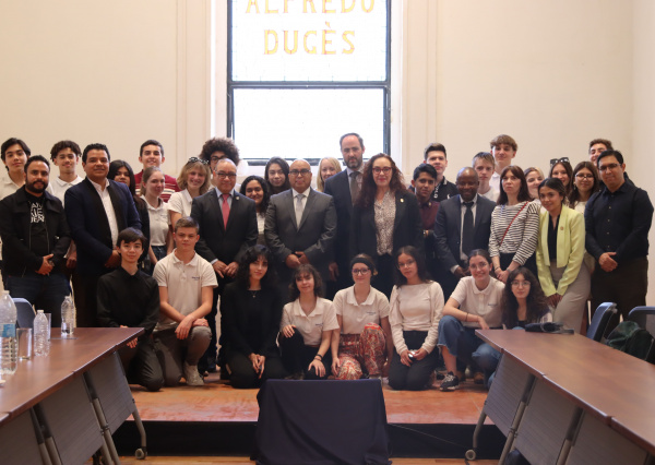 CNMS de la UG recibe a estudiantes del Liceo Saint Joseph de Vendôme