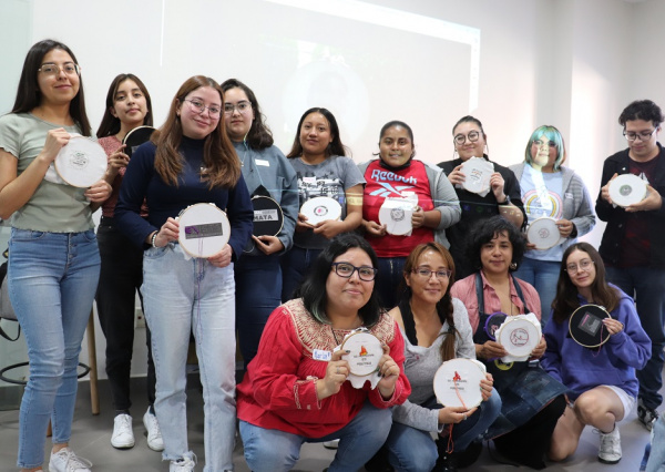 Ofrece UG taller de activismo textil en el marco del 25N Día Internacional de la Eliminación de la Violencia contra las Mujeres