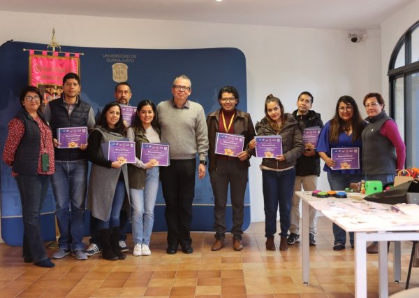 Personal administrativo del CNMS participa en taller de crianza positiva