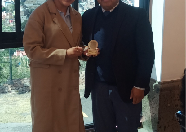 Entregan reconocimientos a personal de ventanillas del CNMS de la UG