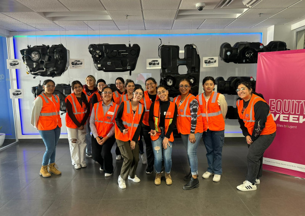 Estudiantes universitarias conocen la importancia del rol de la mujer en la industria