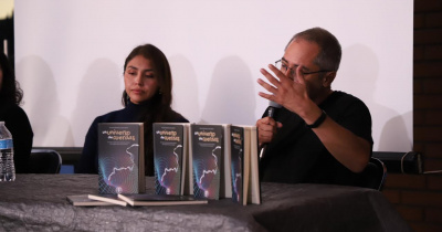 La obra “Un universo de cuerdas”, inaugura una colección de divulgación científica en la UG