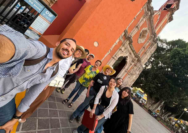 Comunidad UG realiza recorrido cultural en el emblemático barrio de San Juan de Dios