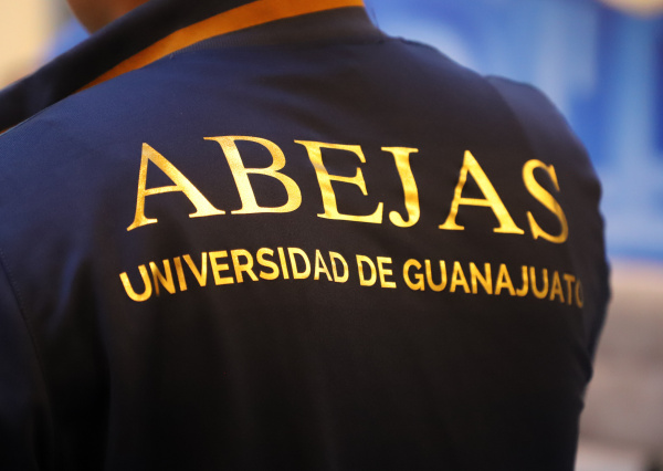 UG reconoce a sus deportistas de alto rendimiento y realiza entrega de uniformación simbólica a equipos representativos 