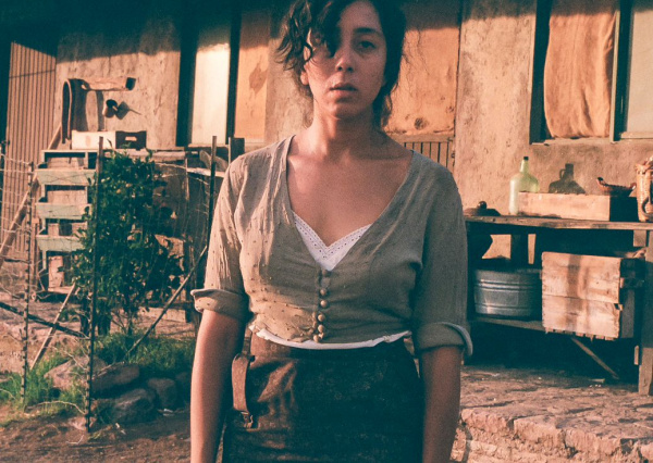 Cecilia de los Santos, egresada UG, muestra su talento en Las muertas