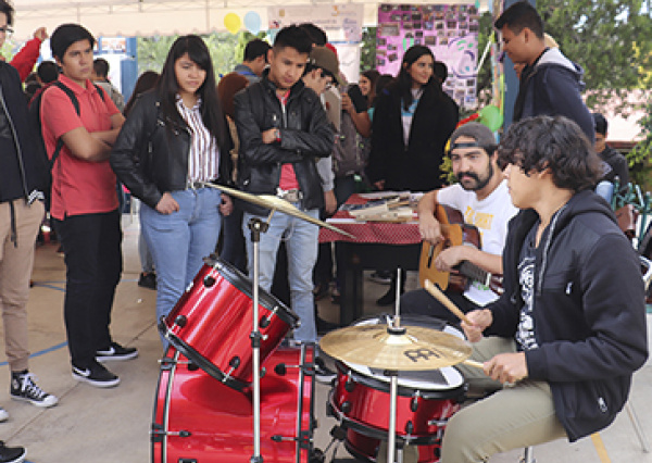 Alumnos de la División de Ciencias Naturales y Exactas de la UG participan en Feria Estudiantil