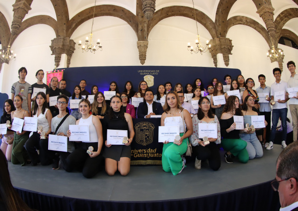 Reconocen logros y aprovechamiento académico de estudiantes del Colegio del Nivel Medio Superior