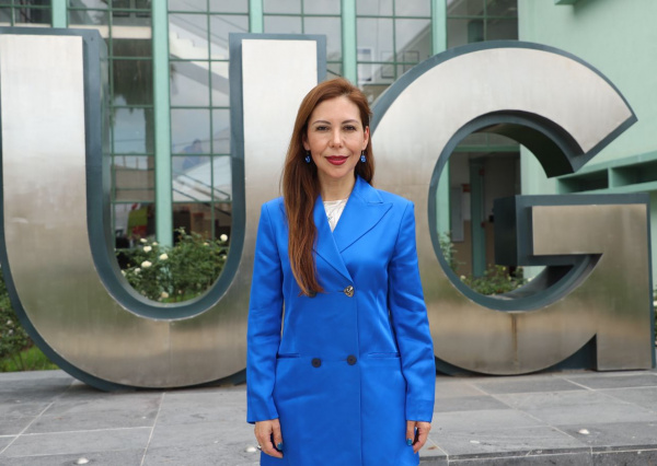 Egresada de la UG recibe el Premio Nacional “Guillermo Soberón Acevedo” por transformar la vida de niñas y niños con discapacidad auditiva