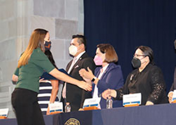 Premia la División de Derecho, Política y Gobierno de la UG, la excelencia de sus estudiantes 