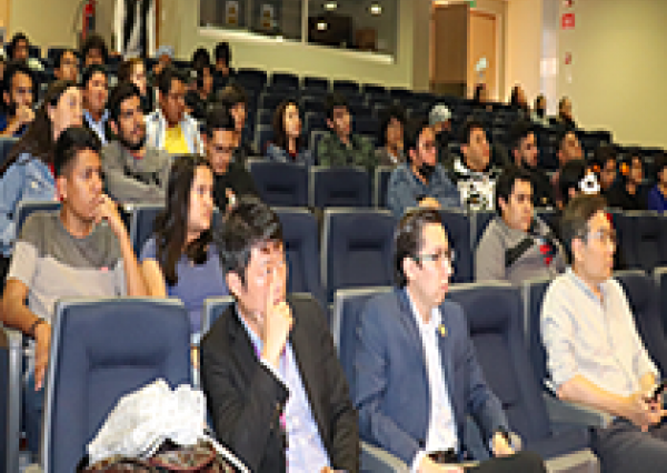 Delegación coreana dona instrumento tradicional al Departamento de Música de la UG 