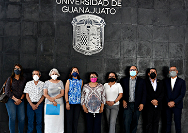 Presentan en la UG libro sobre alimentación disfrazada de ciencia