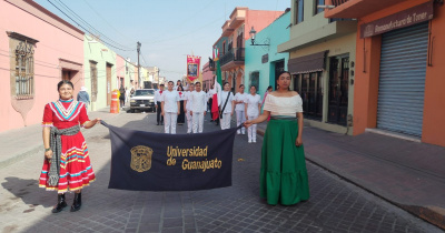 Comunidad universitaria del Campus Celaya-Salvatierra presente en el desfile cívico del 20 de noviembre