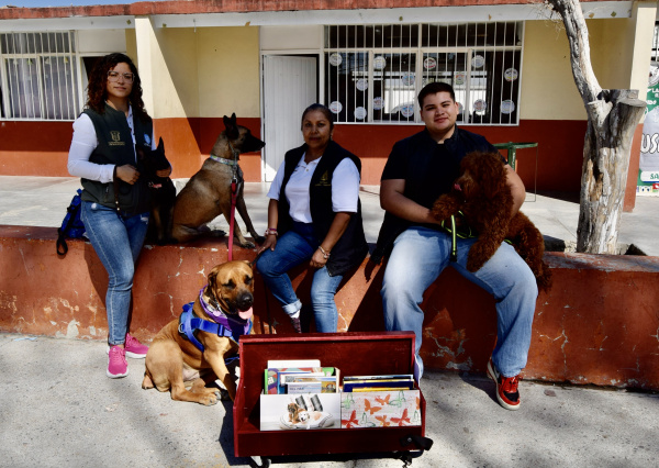 UG inicia proyecto de terapia asistida con perros para fomentar la lectura en niñas y niños de primaria