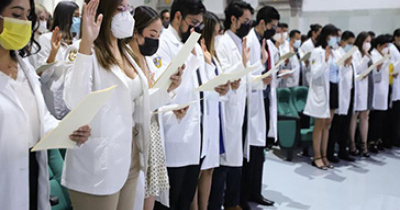 Con la tradicional “Imposición de batas”, estudiantes de Medicina celebran una nueva etapa de su formación