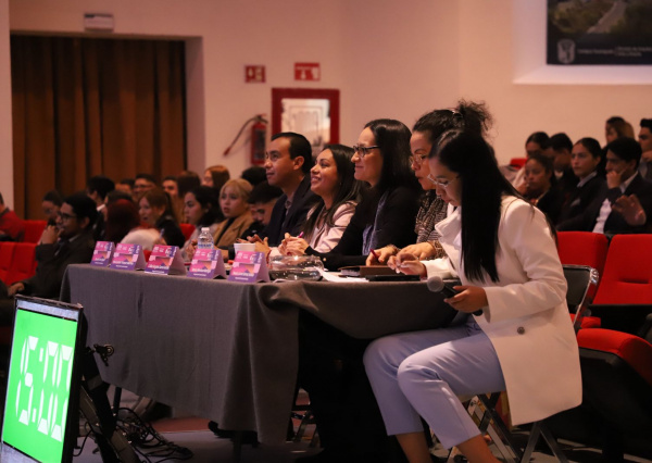 Ganan el Tercer Lugar estudiantes de la UG en el Laboratorio de Debates 2023 – 2024