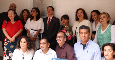 Develan placa conmemorativa de la primera generación de la Licenciatura en Diseño Gráfico UG