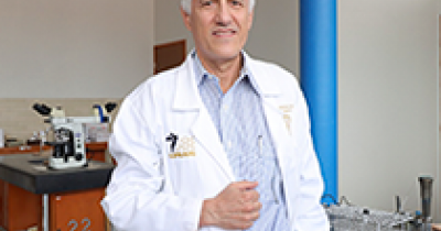 El Dr. Alejandro Macías, profesor UG, es reconocido como Médico del año por la Revista PMFarma 